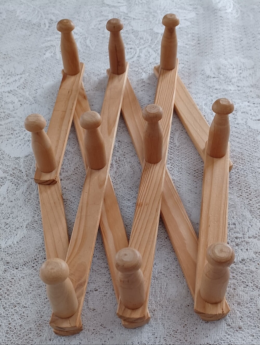 VINTAGE PIER 1 WOODEN EXPANDABLE ACCORDION-STYLE WALL-MOUNTED 10-PEG RACK